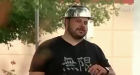 لماذا يرفض هذا الرجل التخلي عن مصفاة معدنية يضعها على راسه؟! صورة رقم 3