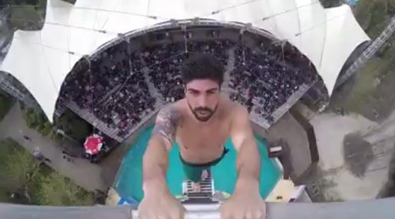 بالفيديو.. قفزة خطيرة لشاب الى الماء من ارتفاع شاهق صورة رقم 1