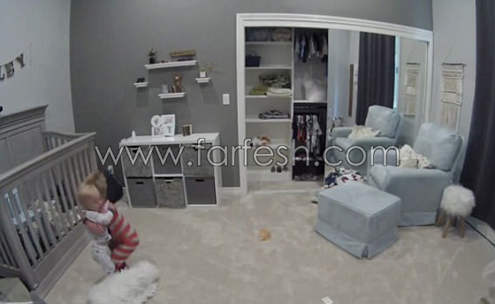 بذكاء خارق وحنكة قام هذا الطفل بانتشال شقيقه من السرير ليلعب معه.. فيديو طريف صورة رقم 5