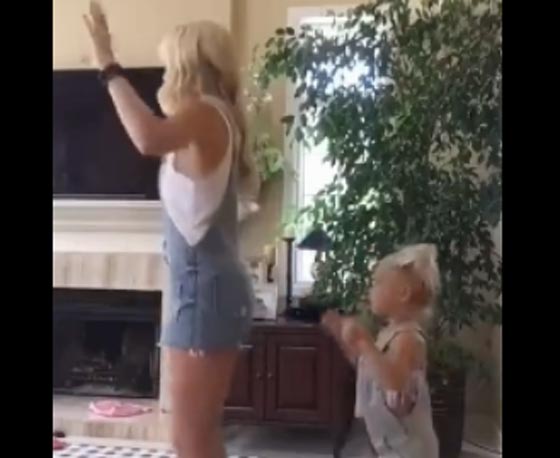 مشهد تمثيلي باداء مبهر بين ام وطفلتها يشعل فيسبوك.. فيديو صورة رقم 4