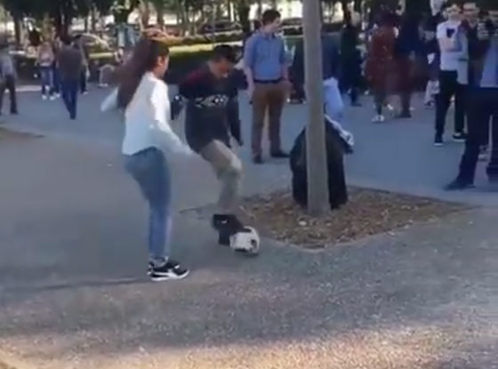 بالفيديو..  فتاة حسناء تحرج شابا بسبب كرة القدم صورة رقم 1