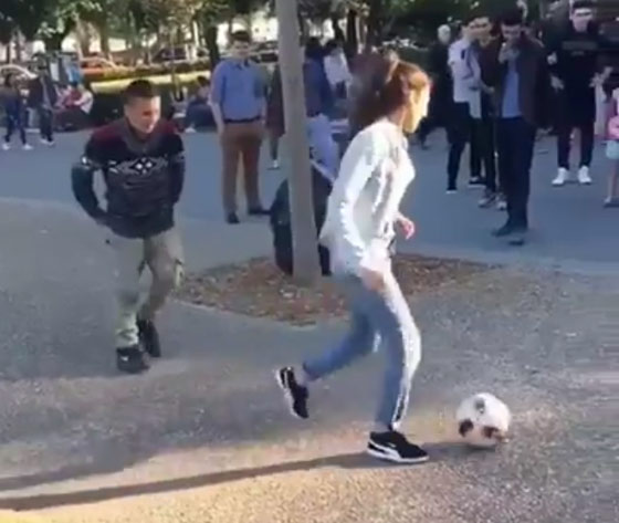 بالفيديو..  فتاة حسناء تحرج شابا بسبب كرة القدم صورة رقم 2