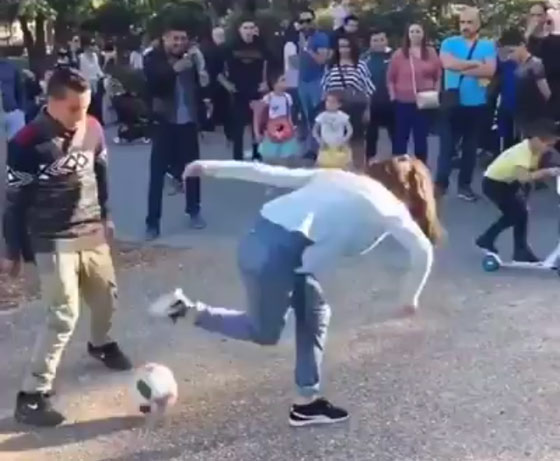بالفيديو..  فتاة حسناء تحرج شابا بسبب كرة القدم صورة رقم 3