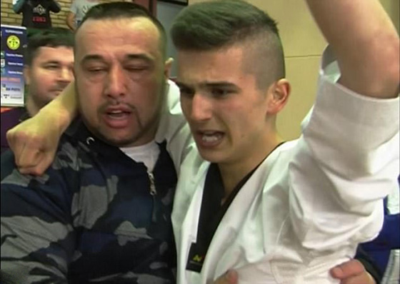 فيديو مثير.. لاعب تايكوندو يحطم 90 حجر بناء براسه في 25 ثانية صورة رقم 3