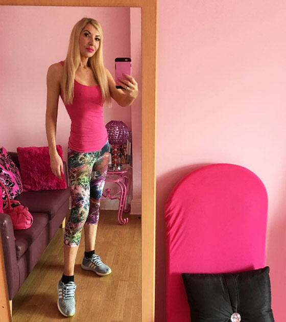 فتاة بريطانية تنفق اكثر من 25 ألف دولار لتتحول لـ (باربي).. صور صورة رقم 6