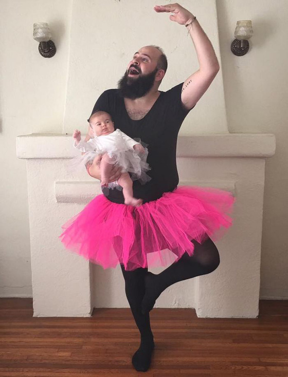 صور مدهشة بطلها اب مع طفلته الرضيعة تشعل مواقع التواصل صورة رقم 7 صور مدهشة بطلها اب مع طفلته الرضيعة تشعل مواقع التواصل صورة رقم 7