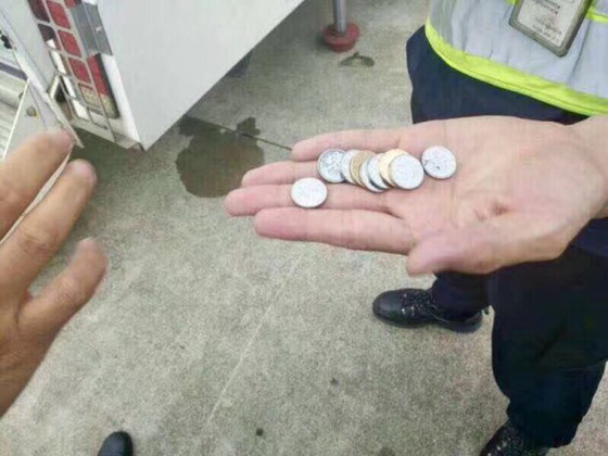 مسنة ترمي نقوداً في محرك طائرة لجلب الحظ فتأخر إقلاعها صورة رقم 1