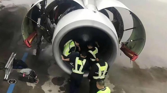 مسنة ترمي نقوداً في محرك طائرة لجلب الحظ فتأخر إقلاعها صورة رقم 2