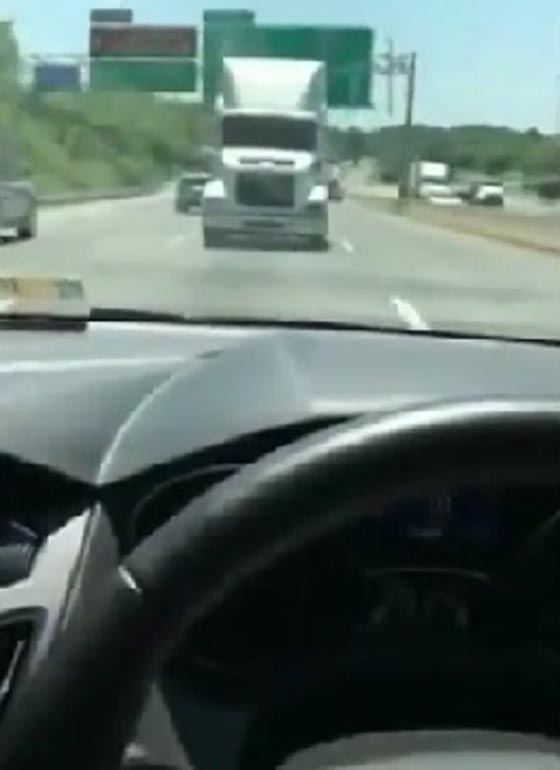 شاب يوهم والدته ان شاحنة سوف تسحقهما فماذا كان رد فعلها؟! صورة رقم 2
