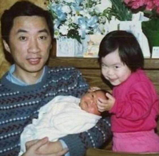 صور طريفة: 10 أطفال يحملون اشقاءهم الجدد بطرق تثير الضحك! صورة رقم 4