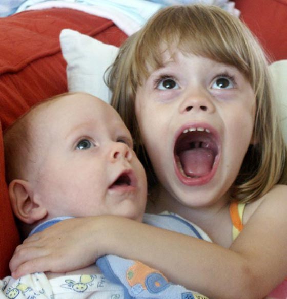  صور طريفة: 10 أطفال يحملون اشقاءهم الجدد بطرق تثير الضحك! صورة رقم 8
