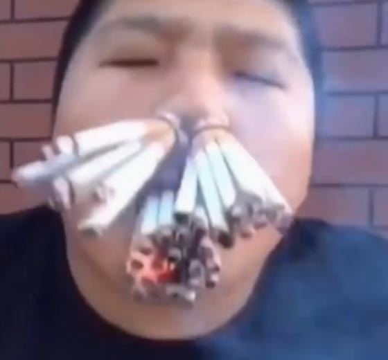 فيديو مقزز.. رجل يدخن 50 سيجارة من فمه وانفه قبل ان يبدأ بأكلها! صورة رقم 1