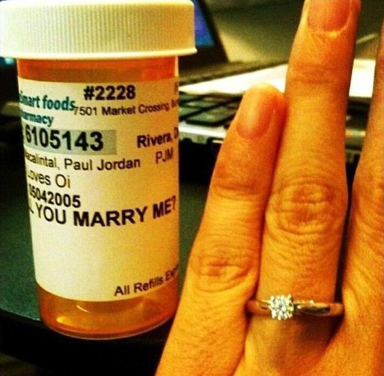 خاتم في الطعام وكتابة على لوحة اعلانات.. هذه اغرب طرق طلب الزواج صورة رقم 15