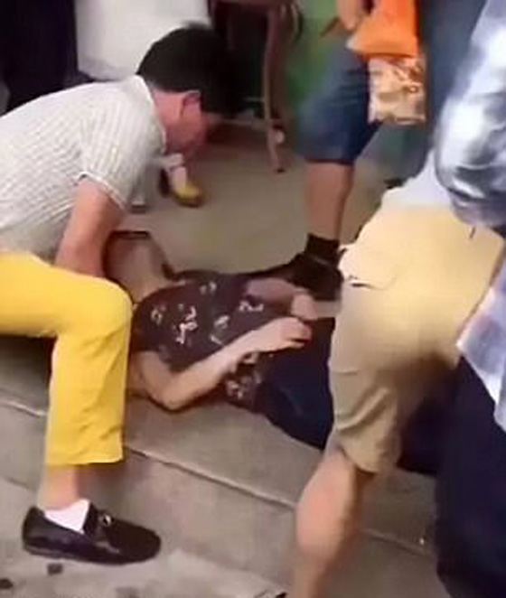 كسرت الاسوارة واصيبت بالاغماء لدى ابلاغها بقيمتها المالية!! فيديو صورة رقم 3
