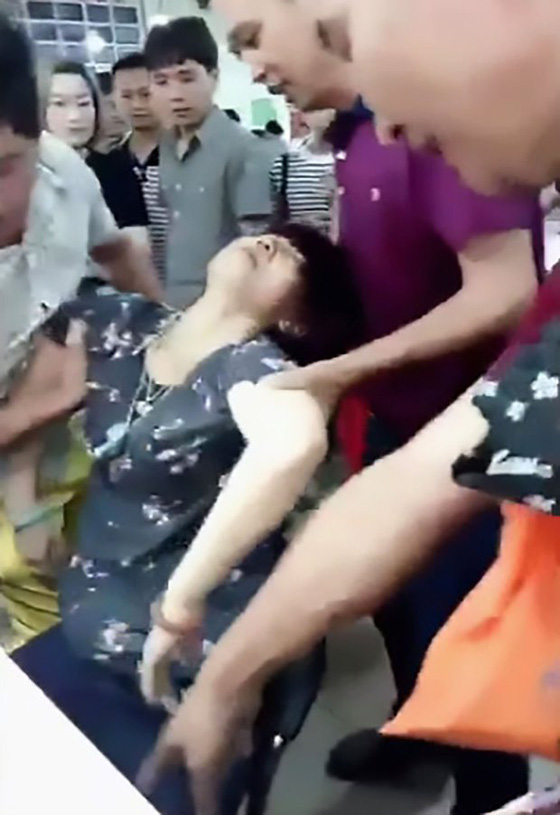 كسرت الاسوارة واصيبت بالاغماء لدى ابلاغها بقيمتها المالية!! فيديو صورة رقم 2