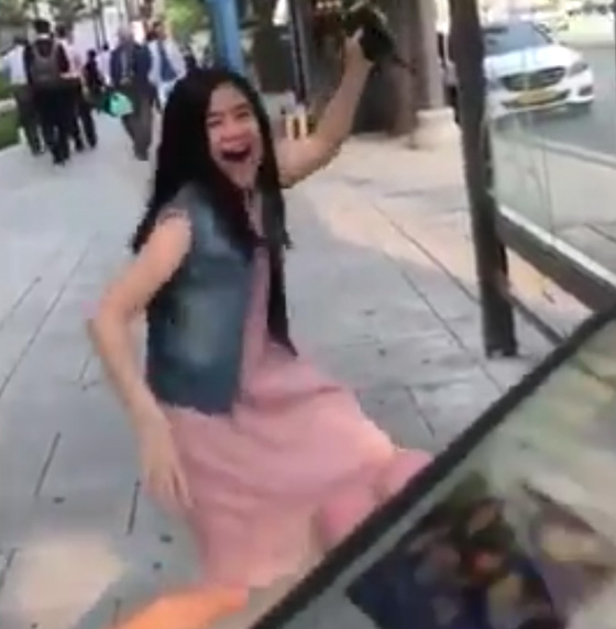 فيديو طريف.. فتاة تترك طعامها وتنهض للرقص على اغنيتها المفضلة صورة رقم 1