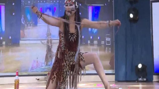 فيديو صادم.. امرأة تأكل ثعبانا حيا في برنامج للمواهب صورة رقم 1