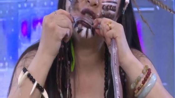 فيديو صادم.. امرأة تأكل ثعبانا حيا في برنامج للمواهب صورة رقم 3