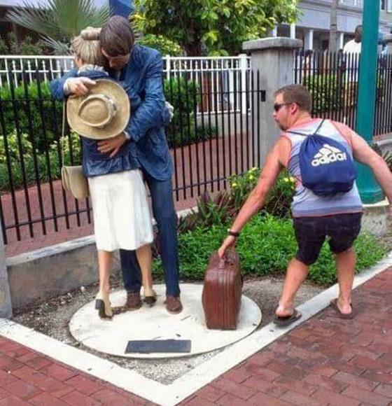 أشخاص يجسدون مشاهد مضحكة وطريفة مع تماثيل..صور صورة رقم 1