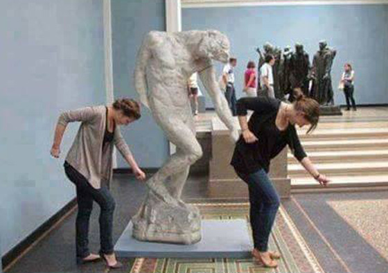 أشخاص يجسدون مشاهد مضحكة وطريفة مع تماثيل..صور صورة رقم 2