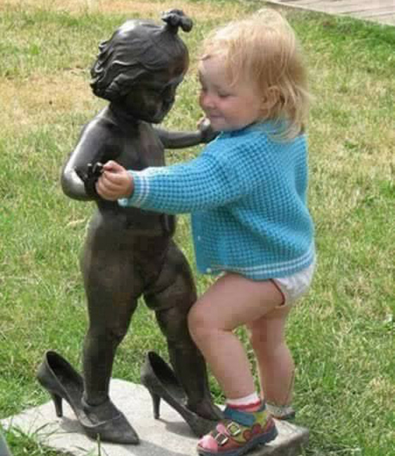 أشخاص يجسدون مشاهد مضحكة وطريفة مع تماثيل..صور صورة رقم 3