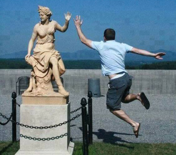 أشخاص يجسدون مشاهد مضحكة وطريفة مع تماثيل..صور صورة رقم 4