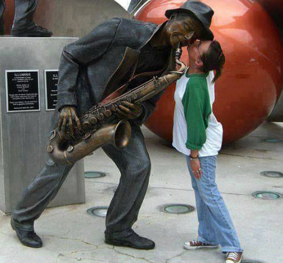 أشخاص يجسدون مشاهد مضحكة وطريفة مع تماثيل..صور صورة رقم 5