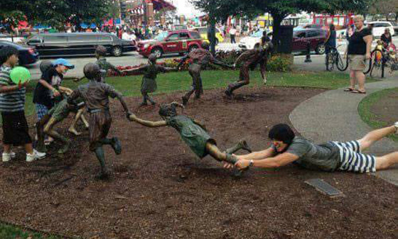 أشخاص يجسدون مشاهد مضحكة وطريفة مع تماثيل..صور صورة رقم 6