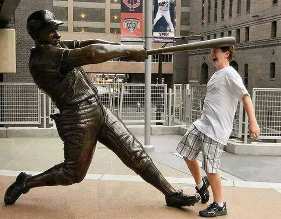 أشخاص يجسدون مشاهد مضحكة وطريفة مع تماثيل..صور صورة رقم 7