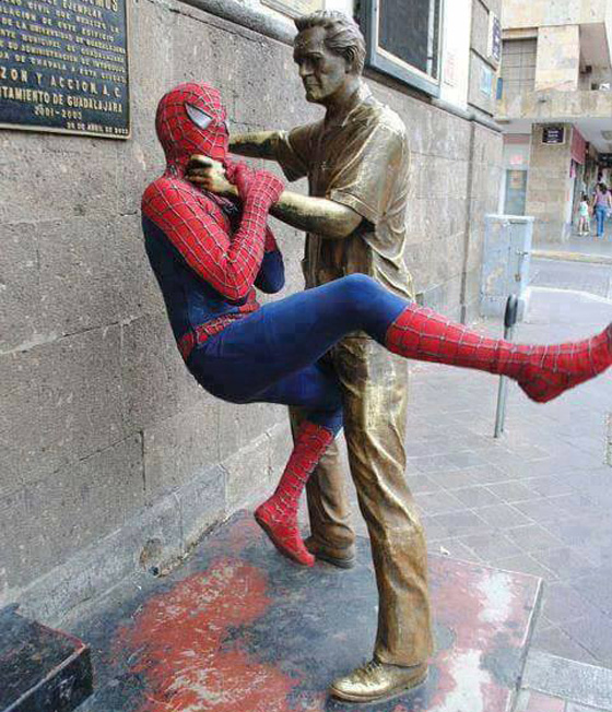 أشخاص يجسدون مشاهد مضحكة وطريفة مع تماثيل..صور صورة رقم 8