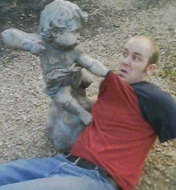 أشخاص يجسدون مشاهد مضحكة وطريفة مع تماثيل..صور صورة رقم 9