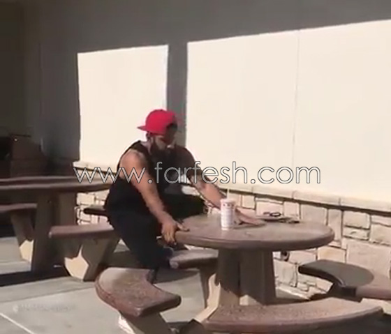فيديو طريف.. شاب يتناول مشروبا غازيا بطريقة بهلوانية!! شاهد صورة رقم 1