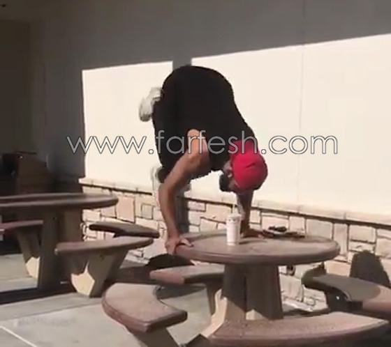 فيديو طريف.. شاب يتناول مشروبا غازيا بطريقة بهلوانية!! شاهد صورة رقم 2