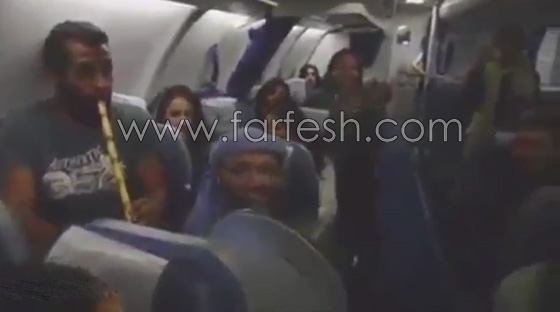 فيديو طريف.. شاب مصري يحول رحلة جوية الى حفلة طرب على الناي والطبلة  صورة رقم 4