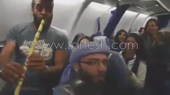 فيديو طريف.. شاب مصري يحول رحلة جوية الى حفلة طرب على الناي والطبلة  صورة رقم 7