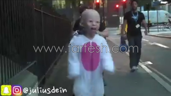 فيديو طريف.. مقلب الطفل الرضيع العملاق يثير فزع المارة! صورة رقم 1
