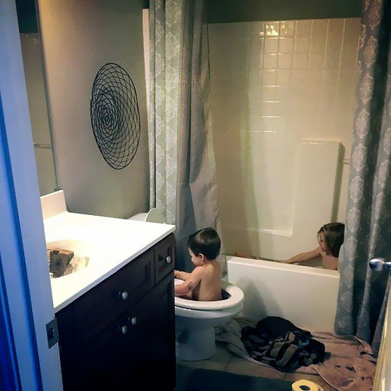  صور مضحكة: كوارث قام بها أطفال اشقياء في البيت صورة رقم 7