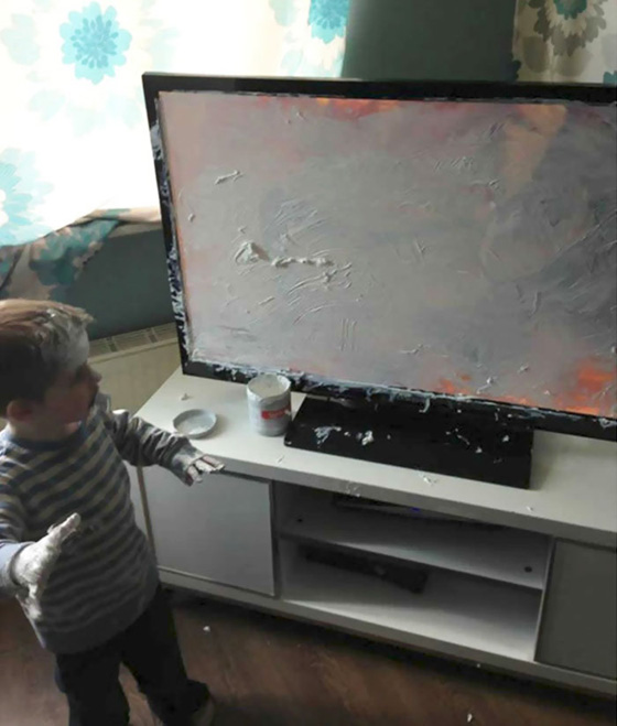 صور مضحكة: كوارث قام بها أطفال اشقياء في البيت صورة رقم 17