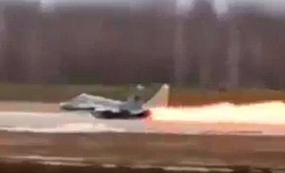 بالفيديو.. طيار ينجو من الموت بعدما تحولت طائرته إلى كرةٍ من اللهب صورة رقم 1