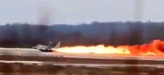 بالفيديو.. طيار ينجو من الموت بعدما تحولت طائرته إلى كرةٍ من اللهب صورة رقم 2