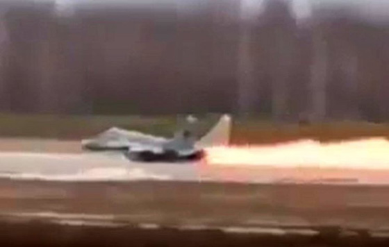 بالفيديو.. طيار ينجو من الموت بعدما تحولت طائرته إلى كرةٍ من اللهب صورة رقم 4