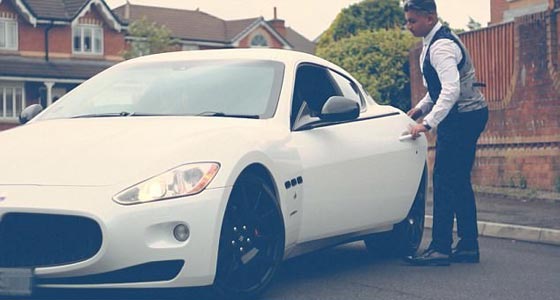 اسطول من السيارات الفارهة في احتفال باذخ بتخرج طالب ثانوي! فيديو صورة رقم 1