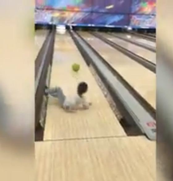 فيديو طريف.. مواقف مضحكة لأطفال يلعبون البولينج صورة رقم 3