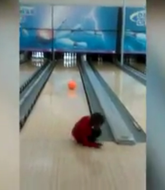 فيديو طريف.. مواقف مضحكة لأطفال يلعبون البولينج صورة رقم 6