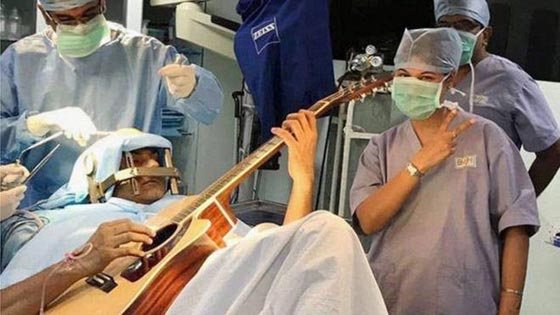 موسيقي يعزف على الغيتار أثناء خضوعه لعملية جراحية بالدماغ.. فيديو صورة رقم 1 موسيقي يعزف على الغيتار أثناء خضوعه لعملية جراحية بالدماغ.. فيديو صورة رقم 1