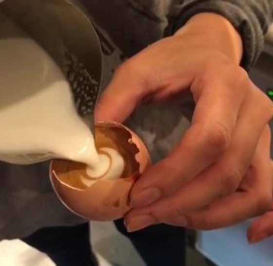 لن تصدقوا هذا الابداع في كوب قهوة.. هل هو مثير للاشمئزاز؟ فيديو صورة رقم 2