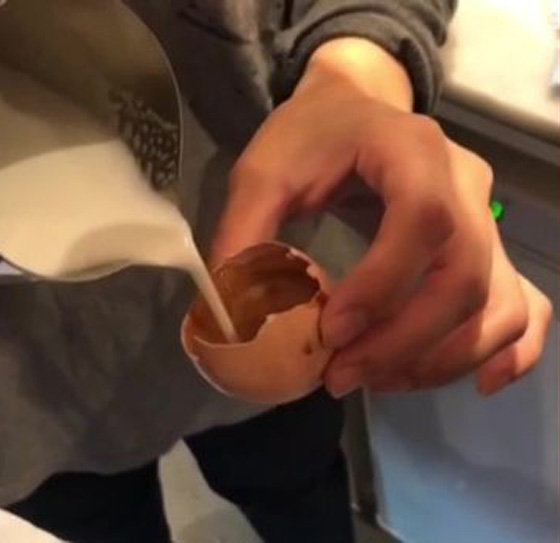 لن تصدقوا هذا الابداع في كوب قهوة.. هل هو مثير للاشمئزاز؟ فيديو صورة رقم 1