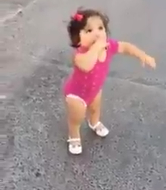 فيديو طريف.. رد فعل طفلة لحظة استقبالها شقيقها صورة رقم 1