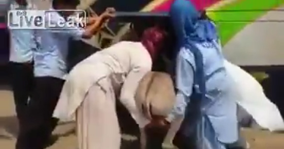 فيديو طريف.. محاولات فاشلة لادخال حمار في صندوق الامتعة لحافلة صورة رقم 3