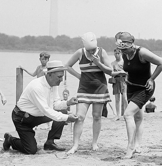 صور مايوهات عام 1900 تشبه البوركيني وشرطي الشاطئ يقيس طولها! صورة رقم 2 صور مايوهات عام 1900 تشبه البوركيني وشرطي الشاطئ يقيس طولها! صورة رقم 2